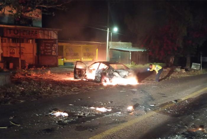 Aparece vehículo calcinado en Pátzcuaro; podría estar ligado a la desaparición de taxista