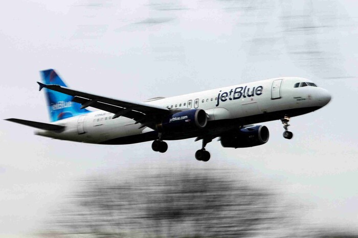 Aparecen dos cadáveres en tren de aterrizaje de avión JetBlue que llegó a Florida