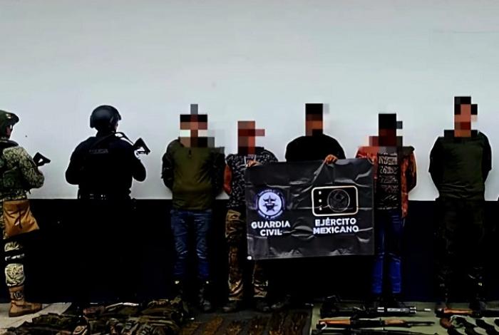 Apatzingán: Capturan a 5 gatilleros con arsenal en una zona cerril
