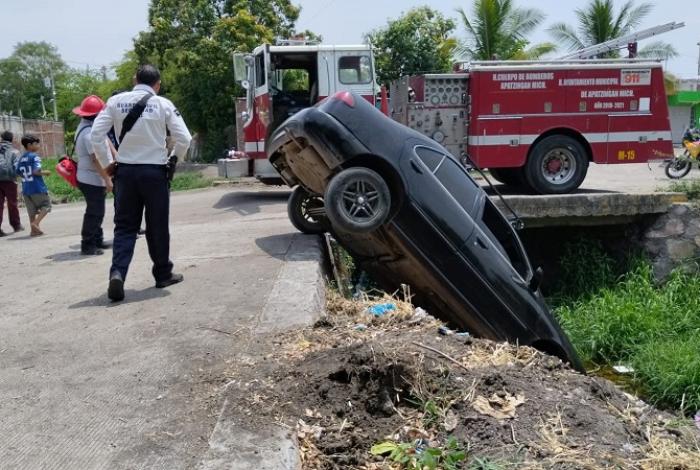 Apatzingán: Coche termina dentro de canal de aguas negras en la Antorcha