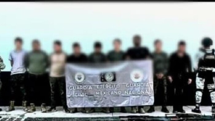 Apatzingán: Detienen a 9 hombres con 8 rifles y equipo táctico