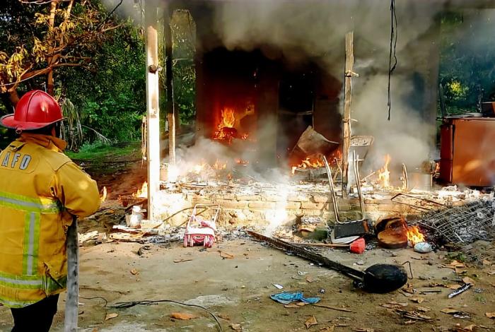 Apatzingán: incendio consume vivienda en colonia La Huerta