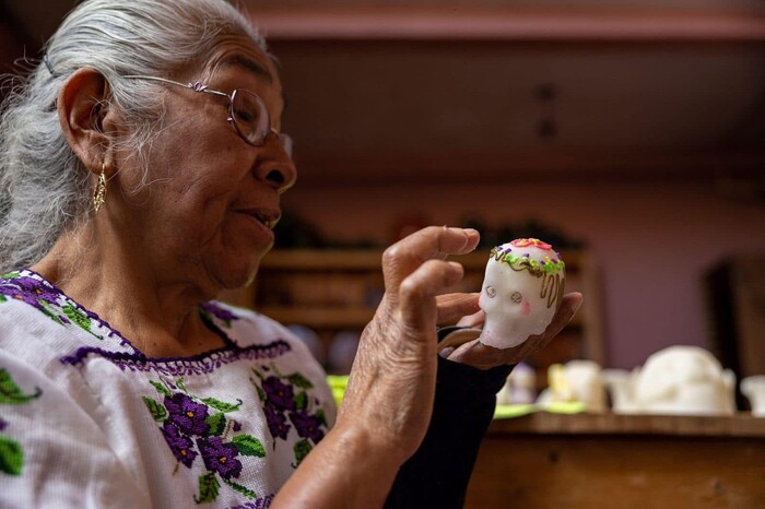 Aprende a elaborar velas, calaveritas de azúcar y artesanías de barro vidriado en este taller