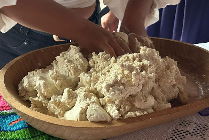 Aprende a envolver una cornuda en el taller de cornudas tradicionales de Tzurumútaro
