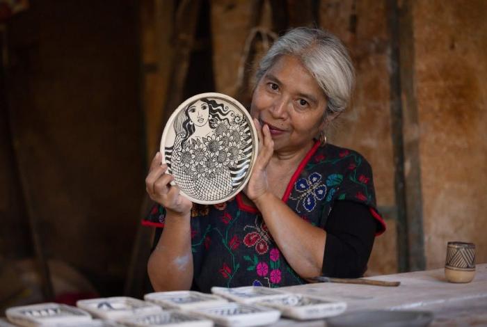 Aprende del arte del barro blanco en esta Semana de Celebración de Noche de Muertos