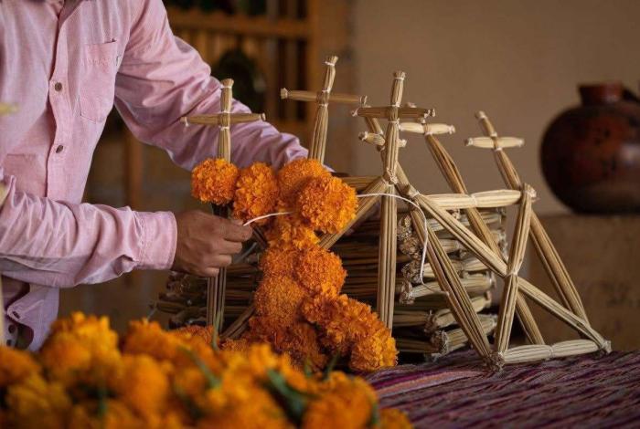 Aprende el arte de crear arcos tradicionales para tu altar de Noche de Muertos: Sectur