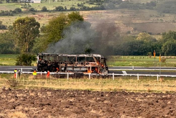 Arde autobús de pasajeros en la México-Guadalajara