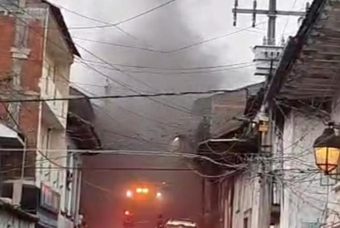 Arde bodega de juguetes en Uruapan