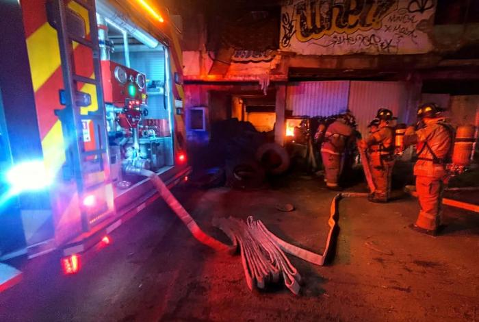 Arde bodega de llantas abandonadas al norte de Morelia