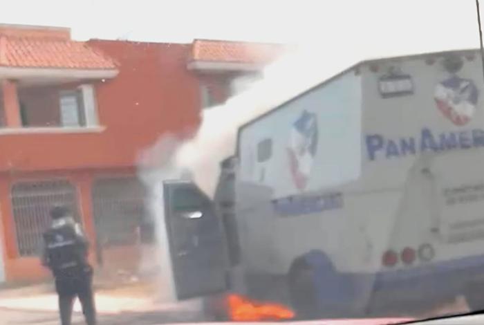 Arde camión de valores en la carretera Buenavista-Tepalcatepec; investigan causas