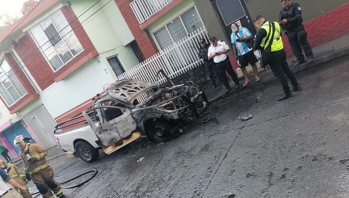 Arde camioneta en el Centro de Uruapan