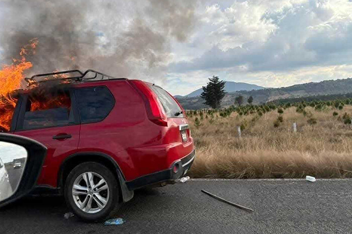 Arde camioneta en la carretera Morelia-Maravatío