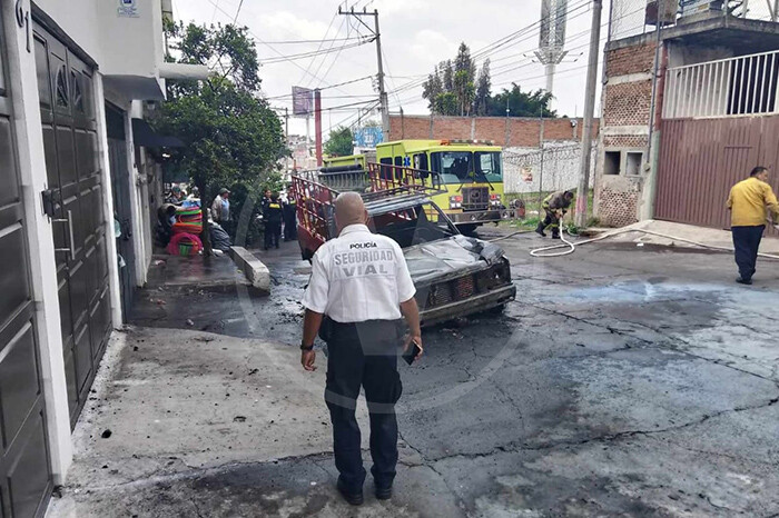 Arde camioneta en la colonia Isaac Arriaga, al oriente de Morelia