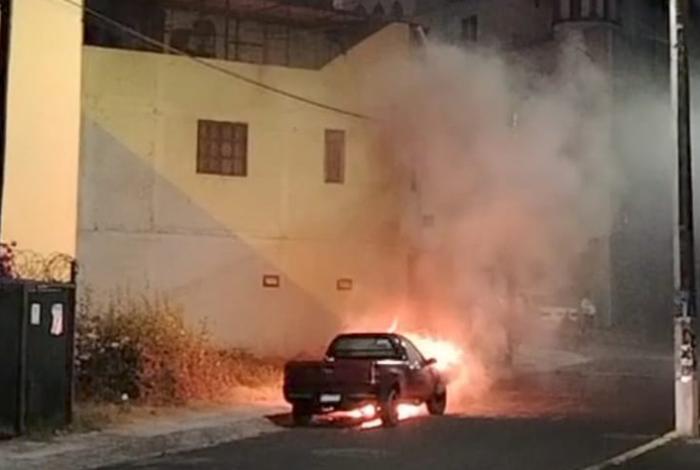Arde camioneta en la colonia Lomas de Morelia; se presume que fue causado de forma intencional