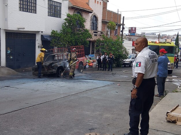 Arde camioneta en la vía pública