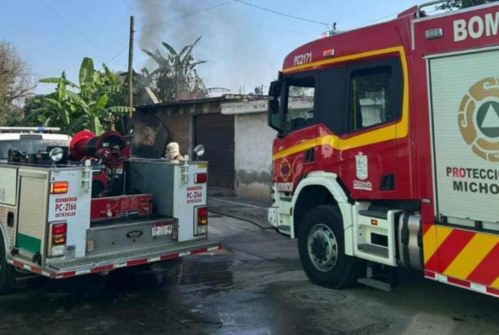 Arde choza de madera en la colonia Jacarandas, Morelia