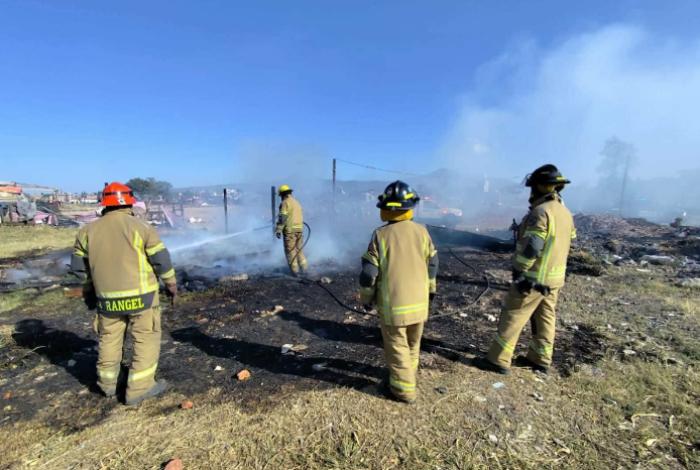 Arde choza de madera en la colonia irregular El Polvorín, Morelia