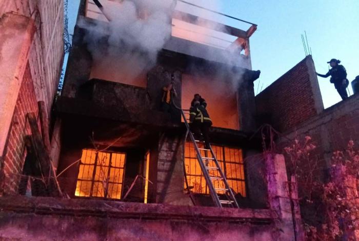 Arde domicilio en la colonia Las Palmas, Zitácuaro