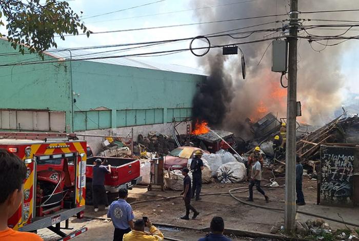 Arde en llamas un almacén de chatarra en la ciudad de Uruapan; los daños materiales son cuantiosos