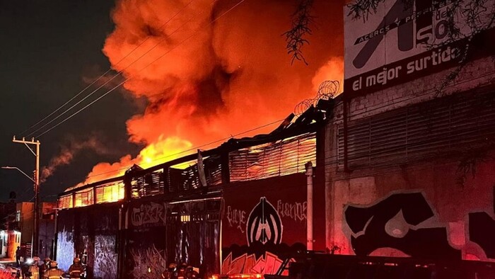 Arde fábrica de textiles en León, Guanajuato; desalojan a 90 personas