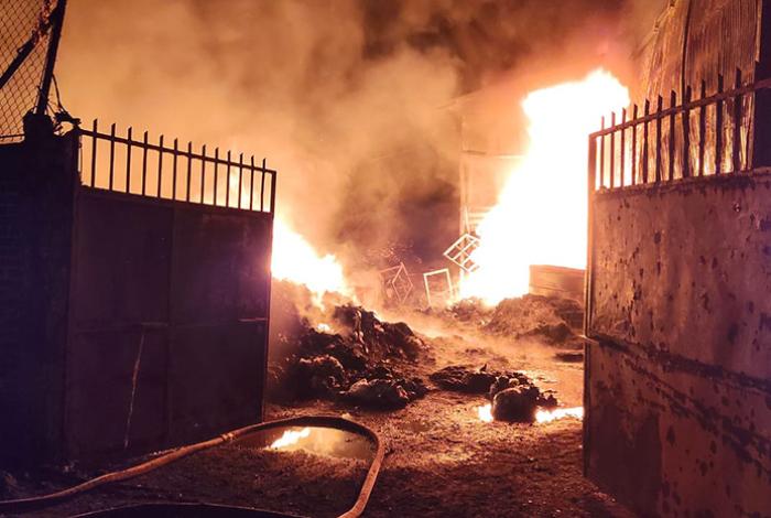 Arde recicladora de  plástico en la colonia 12 de Diciembre, al oriente de Uruapan