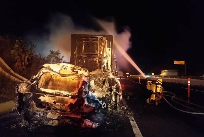 Arde tractocamión en la autopista Siglo XXI, dentro del municipio de Salvador Escalante