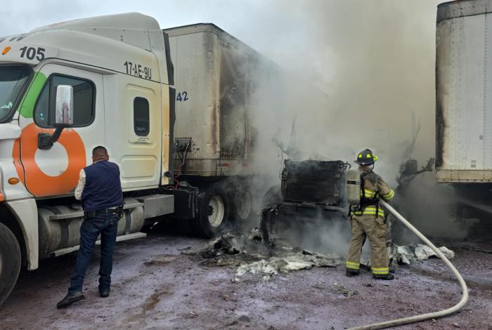 Arde tractocamión en patio de maniobras del Grupo Ortiz en Morelia