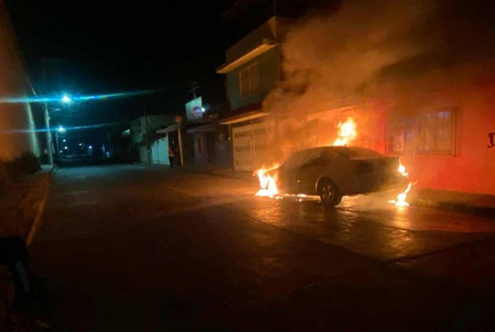 Arde vehículo en la colonia El Moral, en Zitácuaro