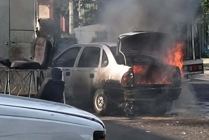 Arde vehículo en la colonia Leandro Valle; no se reportan lesionados
