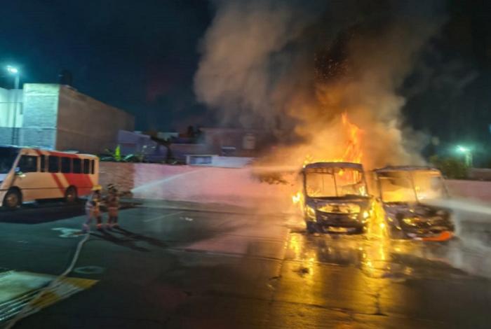 Arden 2 camiones suburbanos en la Terminal Sur de Morelia