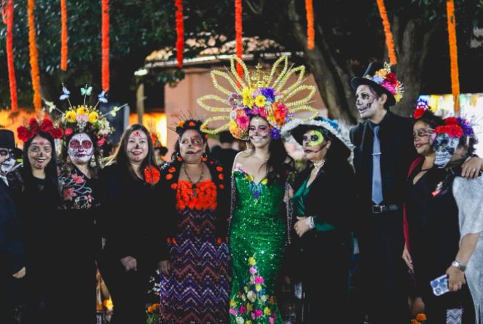 Arienses disfrutan del tradicional Desfile de la Uárukua y Festival de Ánimas