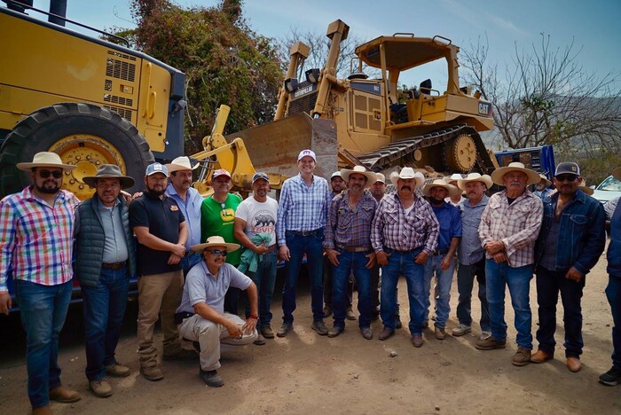 Arranca Alfonso Martínez rehabilitación de camino saca cosecha en Chiquimitío