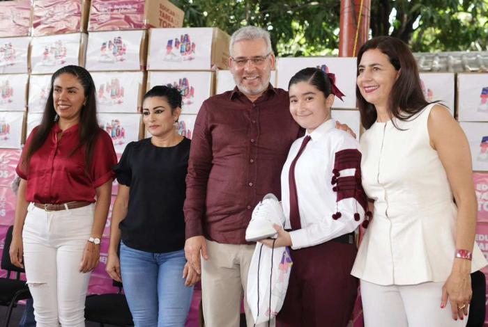 Arranca Bedolla tercera dotación de tenis a estudiantes de secundarias