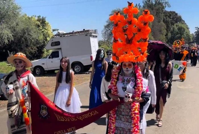 Arranca la Feria de la Catrina en Capula con desfiles, música y muchas piezas de barro; hay pago con tarjeta