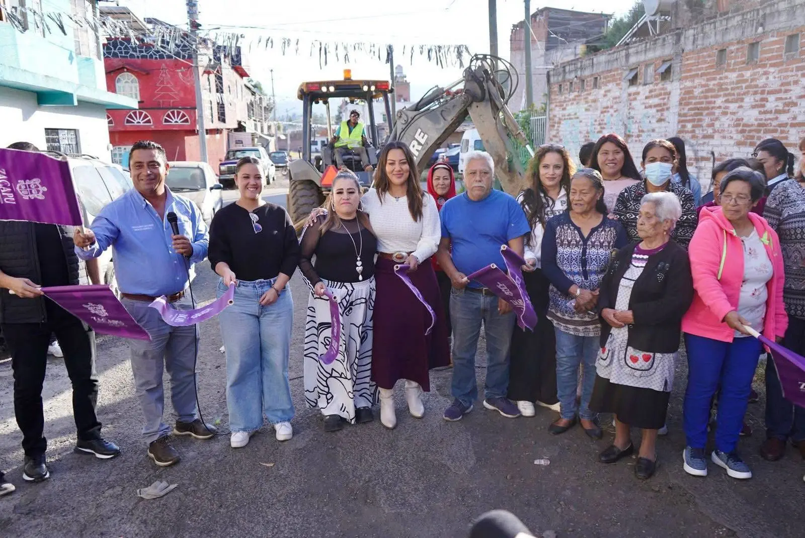 Arranca Mónica Valdez la pavimentación de la calle Tulipán en la colonia Loma Linda