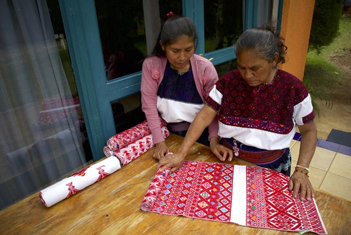Artesanas tsotsiles crean catálogo para defender sus tejidos y frenar el plagio de las grandes marcas