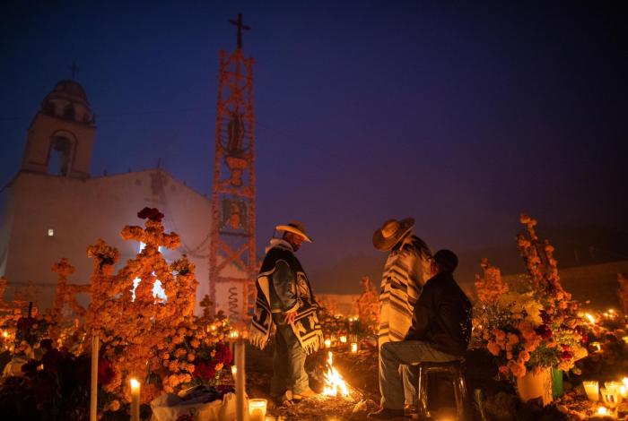 Artesanos michoacanos se alistan para Noche de Muertos