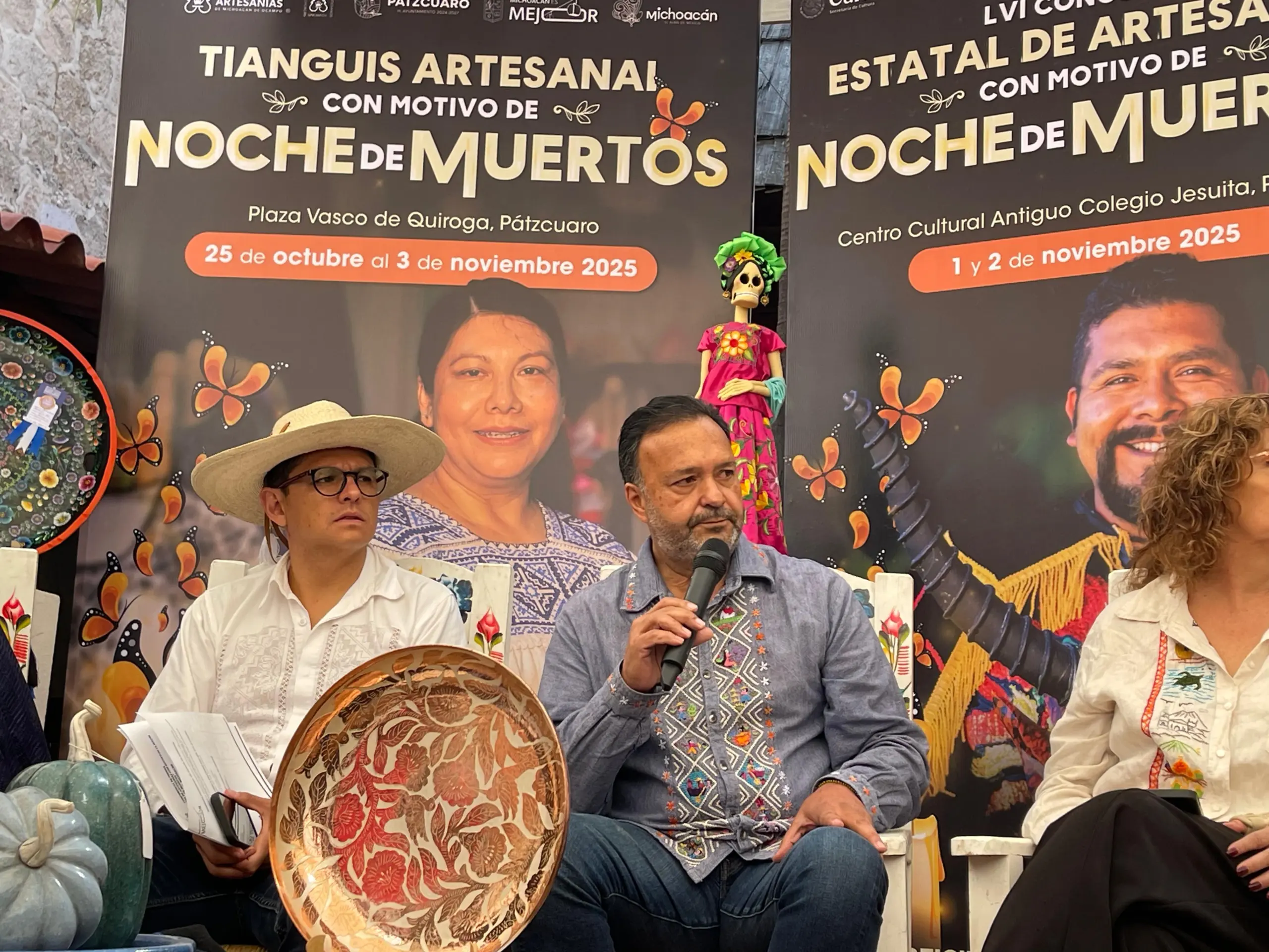 Artesanos regresan a las calles de Pátzcuaro con desfile previo a la Noche de Ánimas