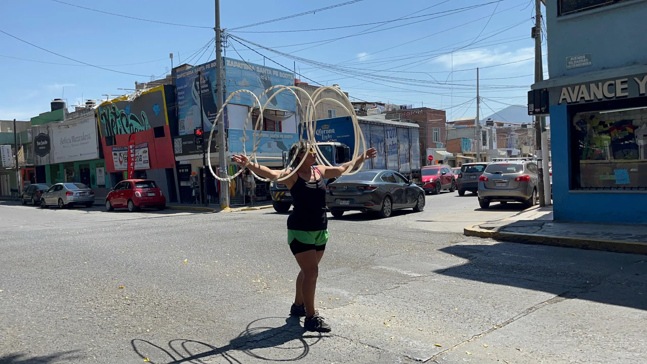 Artista circense enfrenta la calle con talento y resiliencia