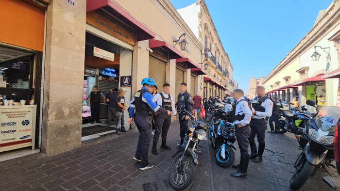 Asaltan tres locales de joyería en la Plaza de la Mujer, en Morelia