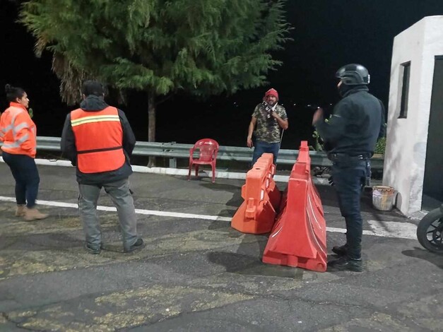 Asaltan y abandonan camión aguacatero en la Autopista de Occidente