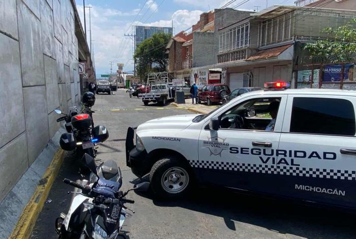 Asaltantes balean a conductor de camioneta pollera y lo despojan de fuerte suma de dinero, en Morelia