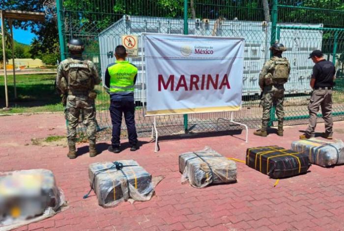 Aseguran 270 kilos de cocaína y detienen a dos migrantes irregulares en el puerto de Manzanillo, Colima