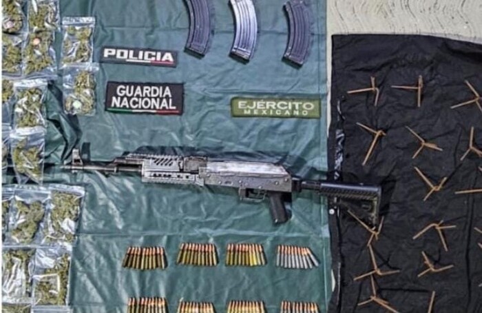 Aseguran a un hombre con armas, droga y poncha llantas