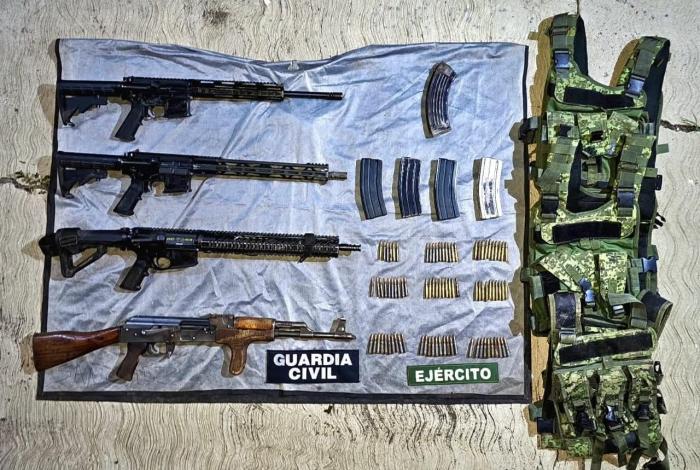 Aseguran armas y cuatro vehículos en la comunidad de Cenobio Moreno