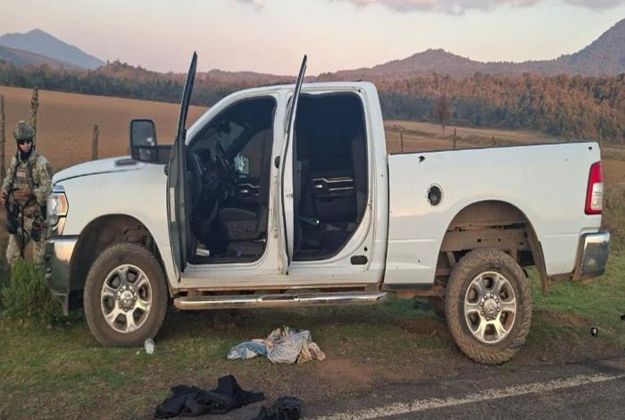 Aseguran ars3nal, ropa táctica y una camioneta, en Charapan