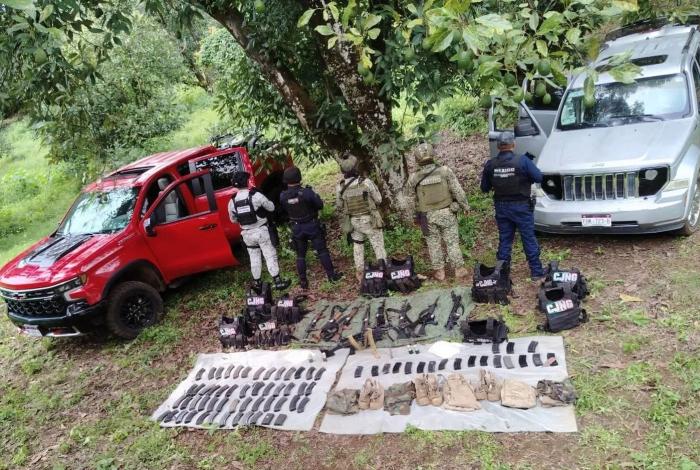 Aseguran arsenal, drogas y vehículos del CJNG, en Uruapan