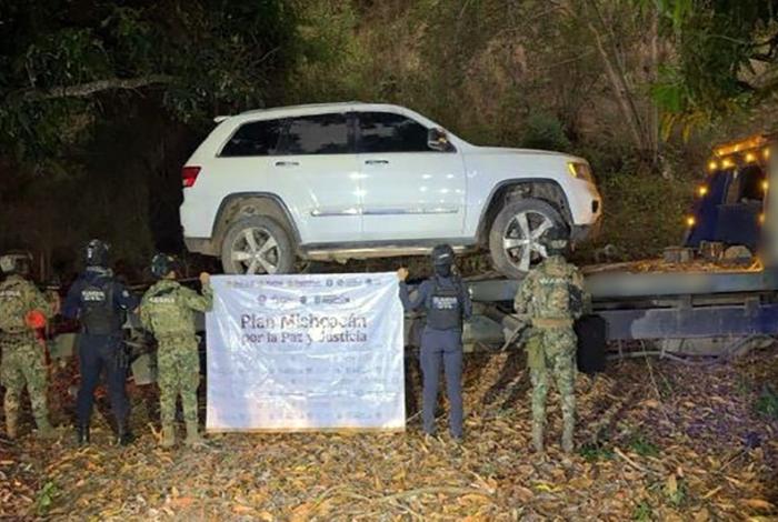 Aseguran camioneta abandonada en Aquila; tenía impactos de bala y droga
