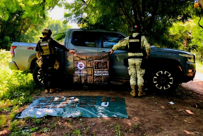 Aseguran camioneta con explosivos y cartuchos en Apatzingán