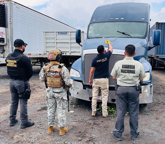 Aseguran camioneta y cuatro tráilers y robados